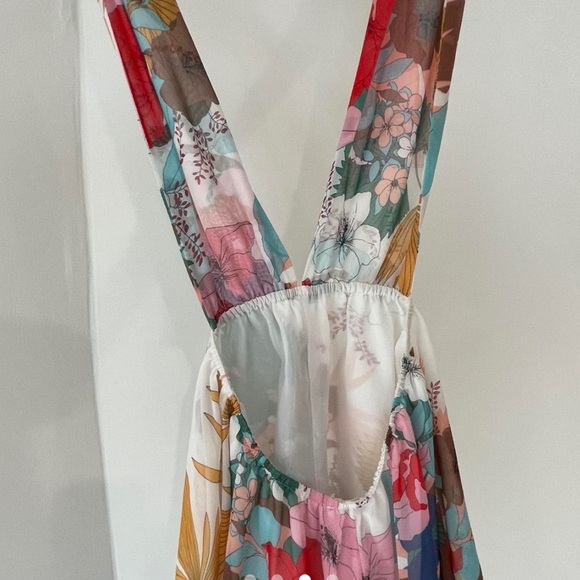 Beautiful girly floral silk-like exclusive playsuit - Picture 3 of 4